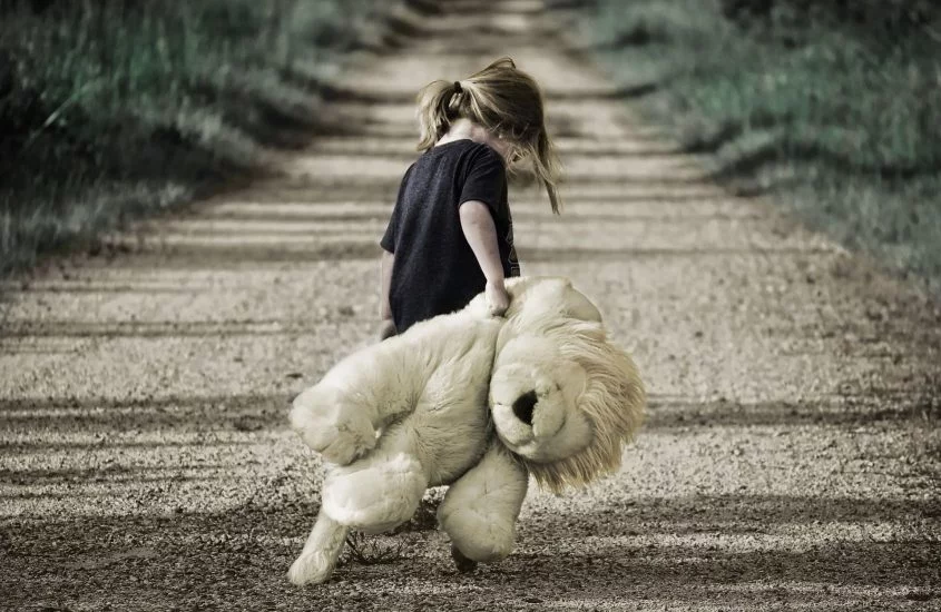 fetita cu urs de plus