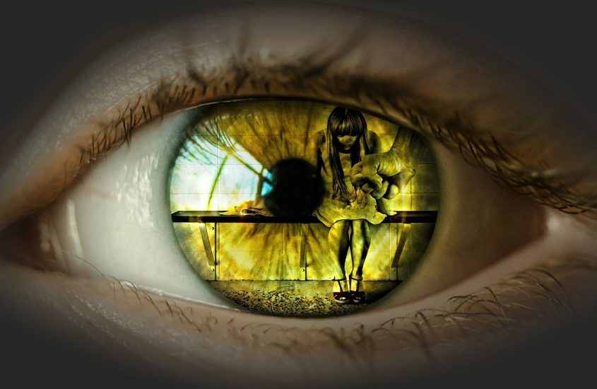 ochi de femeie cu fetita batuta